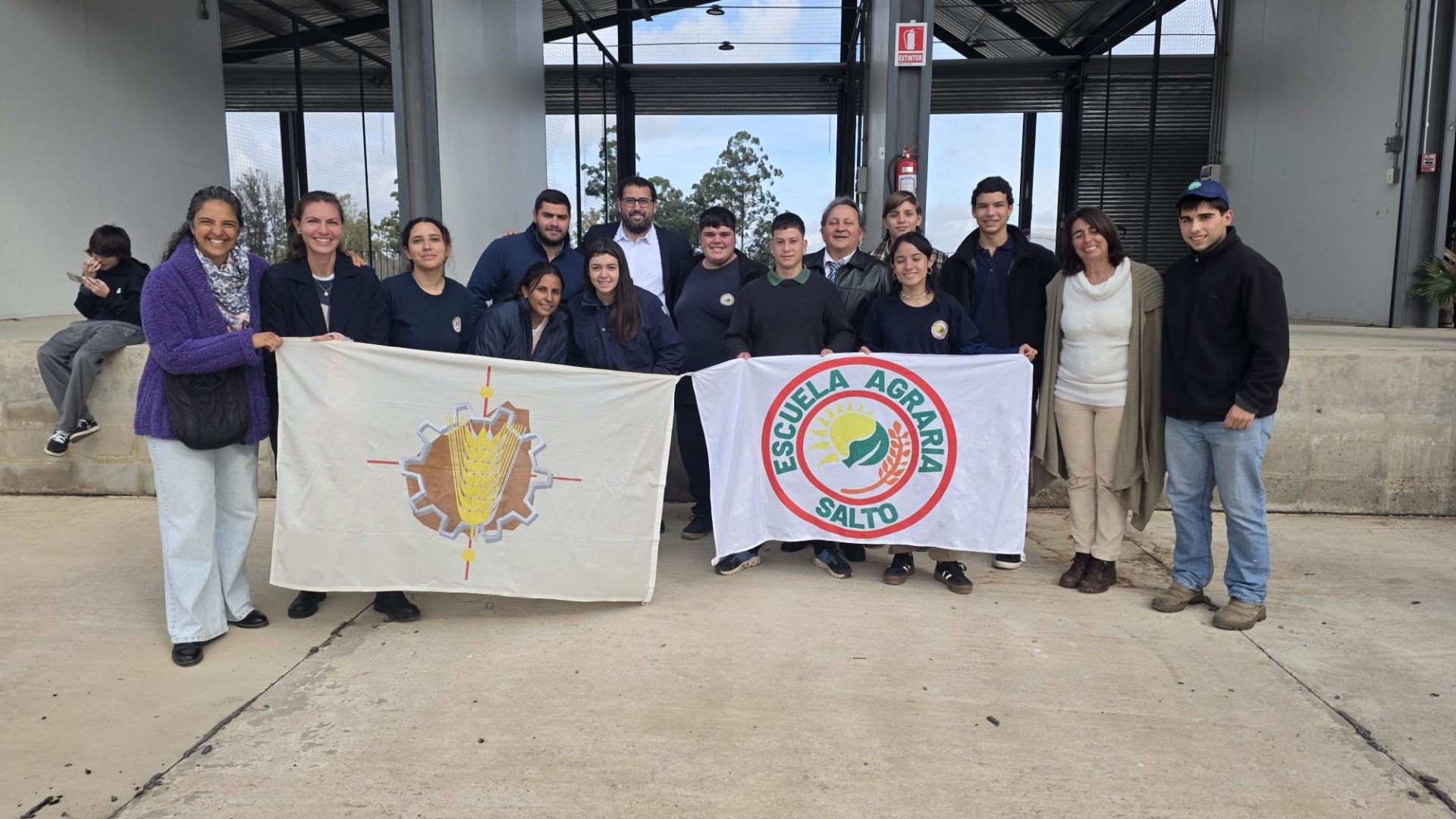 Junto a estudiantes de la Escuela Agrícola de Salto en la inauguración de la Central Hortícola del Norte